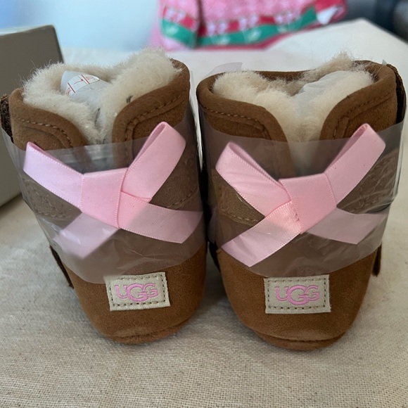 🎀Unworn, new in box Baby Girl Uggs Sz 5 Pink Bow 🎀 - Picture 5 of 8